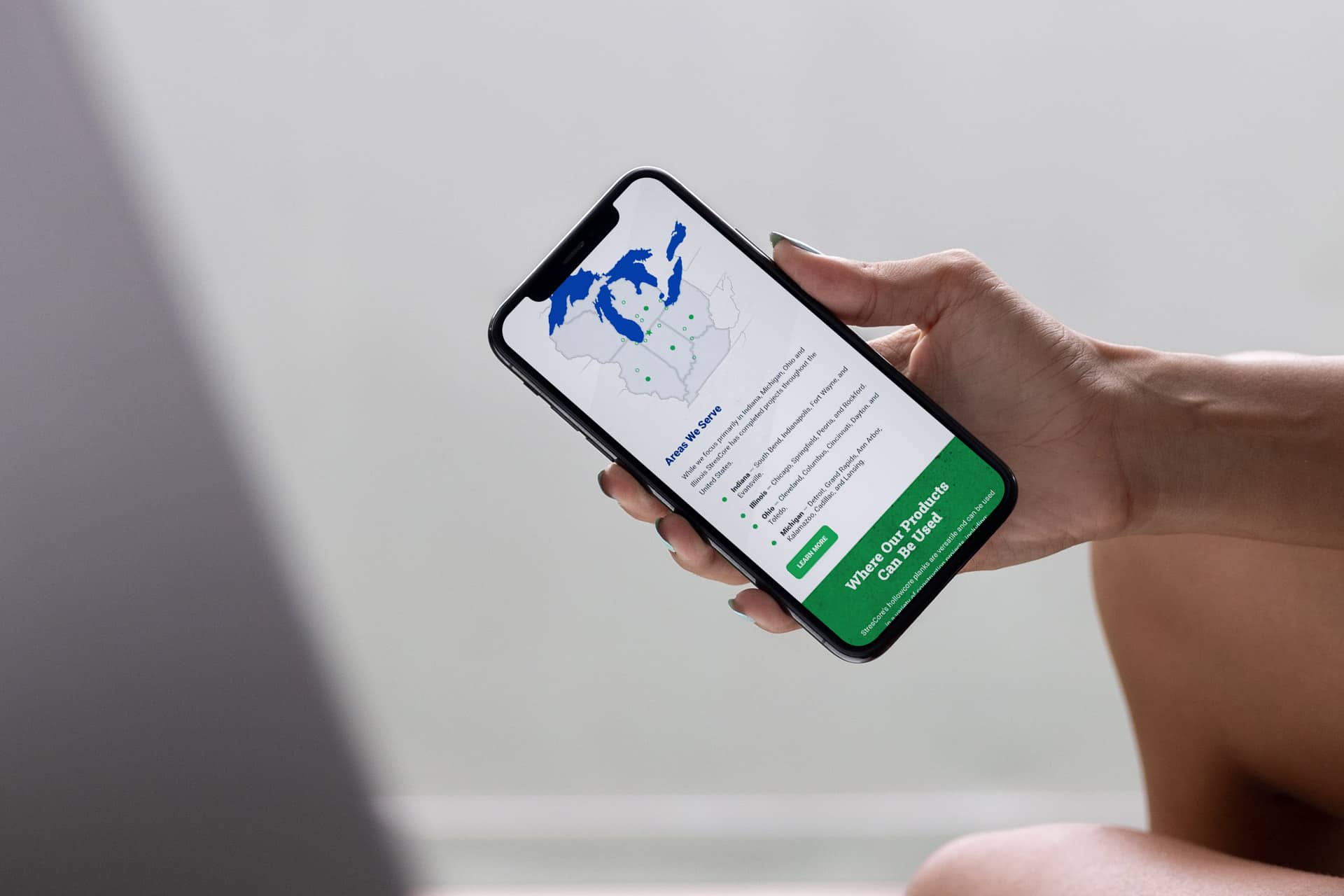 Person holding a smartphone with the StresCore map and text displayed.