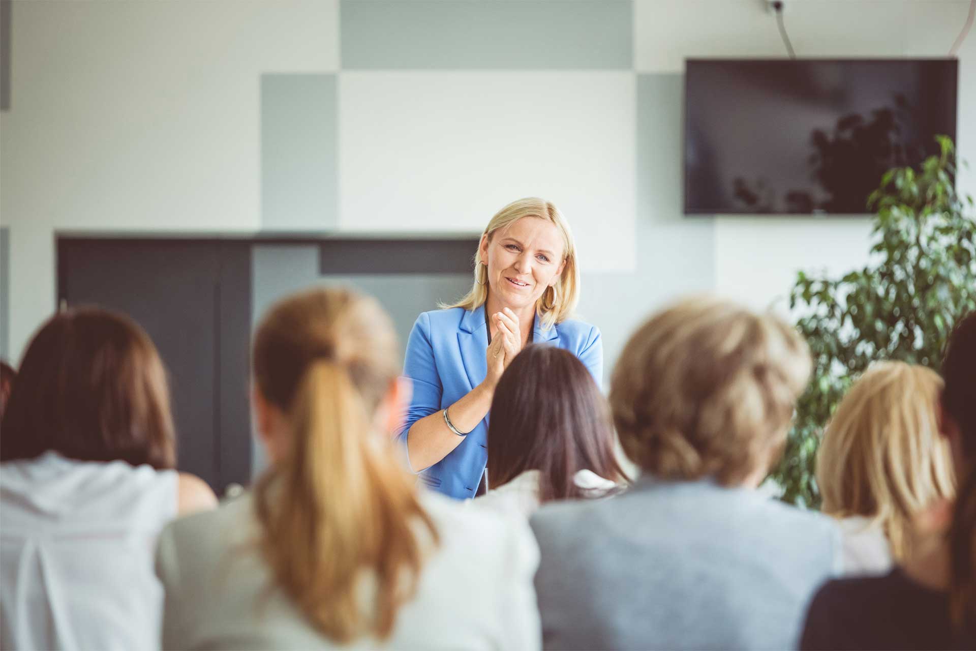 Kosciusko Leadership alum speaks to an eager audience indoors.