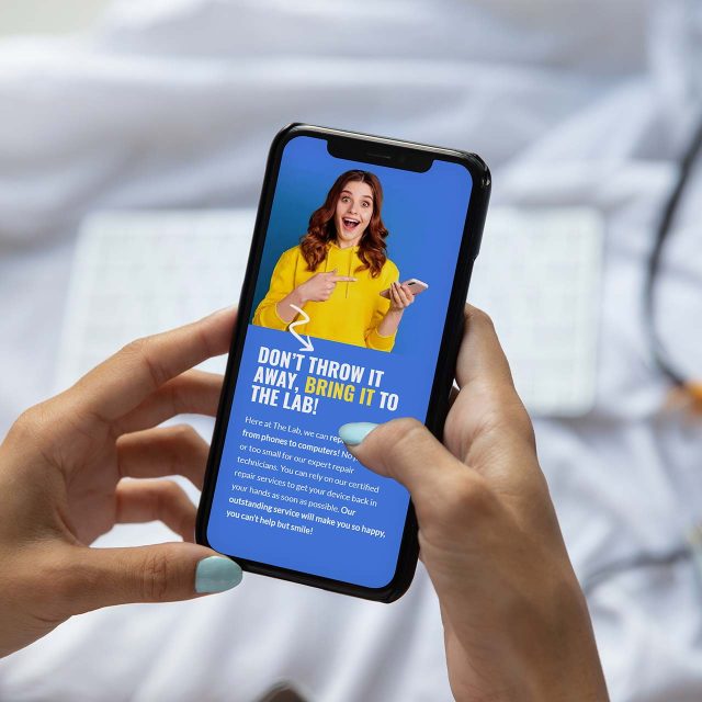 Person holding phone with a recycling message displayed on the screen.