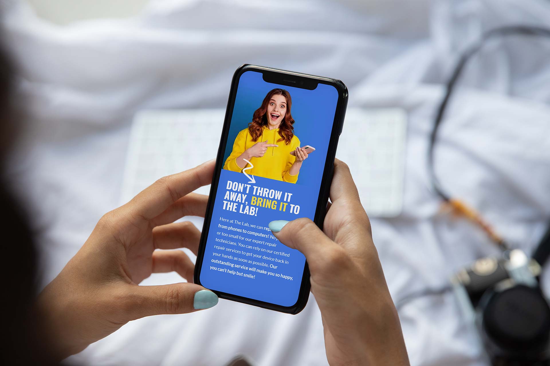 Person holding phone with a recycling message displayed on the screen.